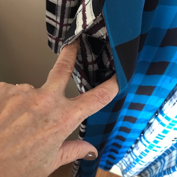 Long dress with long sleeves and buttons - Picture 2 of 3